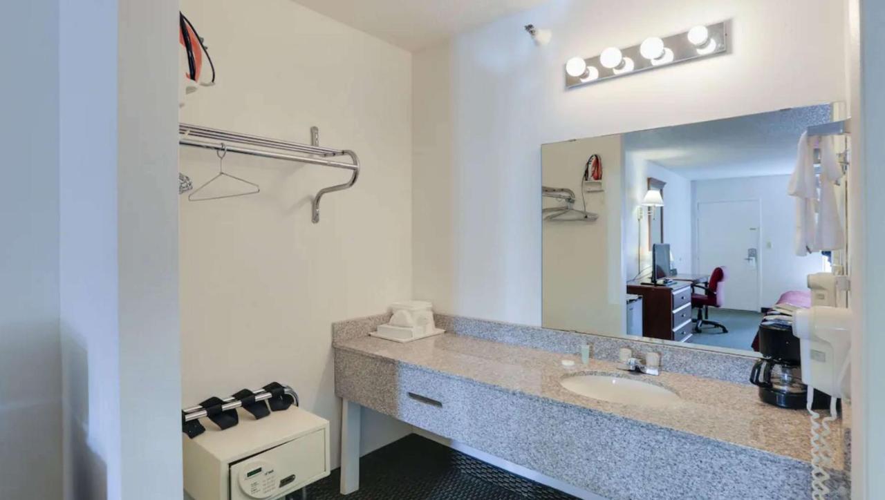 Magnuson Hotel בריידנטון מראה חיצוני תמונה